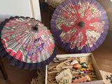 deux parapluies posés dans une boîte par terre