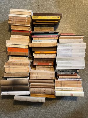 de nombreux livres empilés sur le sol