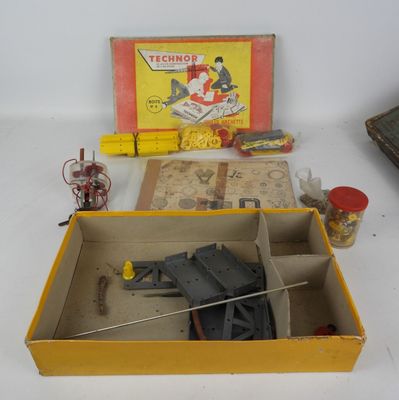 une boîte contenant un pistolet jouet et une boîte contenant un pistolet jouet