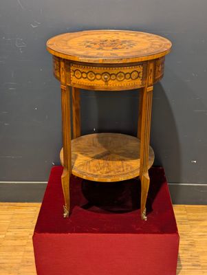 une vieille table en bois surmontée d'une étagère