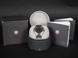 une image représentant une montre dans un coffret noir muni d'un couvercle noir