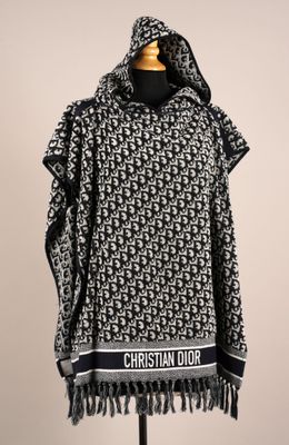 un poncho noir et blanc muni d'une capuche