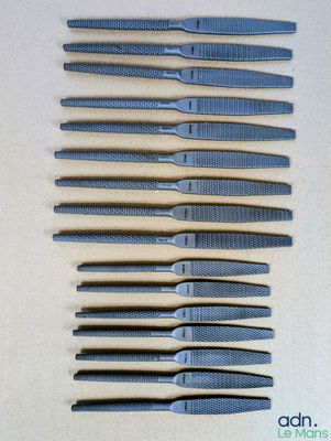 six paires de ciseaux sont alignées sur une table