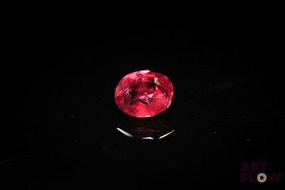gros plan d'un diamant rouge sur une surface noire