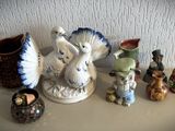 de nombreuses figurines posées les unes à côté des autres sur une table