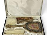 une boîte contenant une brosse, un peigne et un peigne