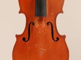 gros plan d'un violon avec un archet sur fond blanc