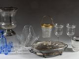 un plateau en argent avec des verres et un plateau en argent muni d'un couvercle en argent