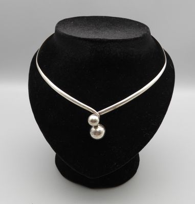 un gros plan d'un collier sur une tête de mannequin