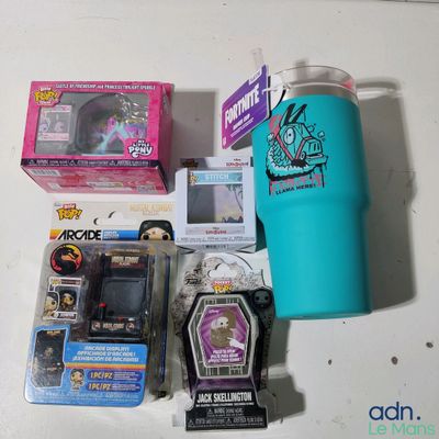 un grand nombre d'objets posés sur une table