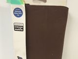 Emballage d'une coque de téléphone portable dans une boîte posée sur une surface blanche