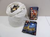 un sac de Lego et un sac de livres Harry Potter posés sur une table