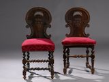 deux chaises avec des coussins rembourrés rouges et un dossier sculpté