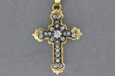 Croix en or et argent sertie de diamants. P. 6g - Photo 1