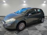 la petite voiture est garée dans le garage sur le sol en damier