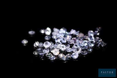 gros plan d'un groupe de diamants sur une surface noire