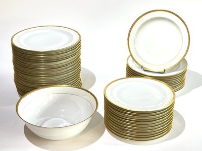 VIGNAUD à LIMOGES. Partie de service de table en porcelaine blanche à  - Photo 1