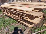 plusieurs morceaux de bois sont empilés dans une cour