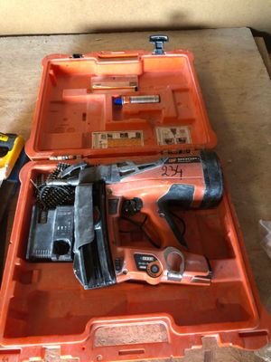une boîte à outils orange contenant des outils, posée sur une table