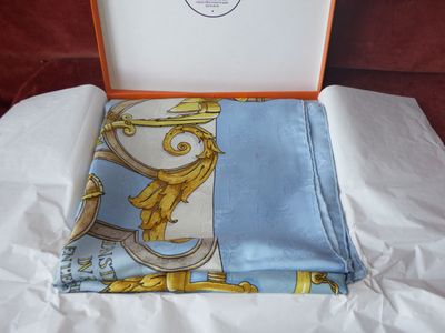 une écharpe bleue et jaune et une écharpe bleue et blanche
