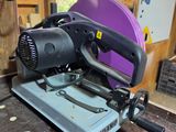une machine posée sur une table dans un garage