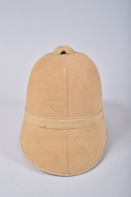 une image représentant un chapeau beige sur fond blanc