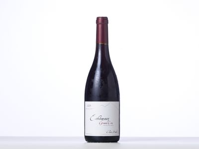 une bouteille de vin rouge posée sur une table