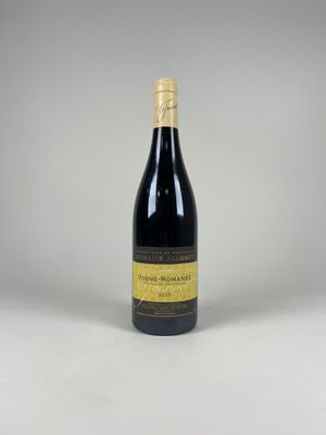 une bouteille de vin posée sur une table blanche