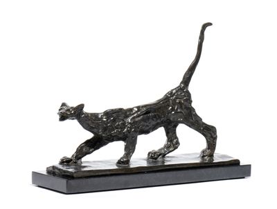 statue d'un chat posée sur un socle en marbre, sur fond blanc