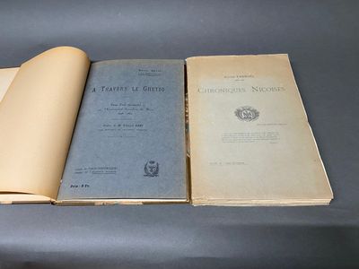 deux livres ouverts posés sur une table l'un à côté de l'autre