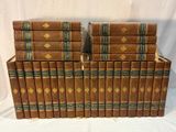 un tas de vieux livres empilés les uns sur les autres