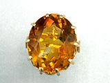 Gros plan sur une bague contenant une pierre orange
