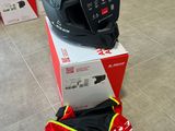 un casque posé sur une boîte posée par terre