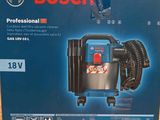 La boîte de l'aspirateur Bosch Professional est ouverte sur la table.