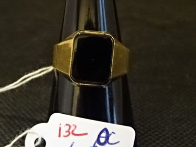 une clochette à laquelle est accrochée une étiquette, posée sur une table