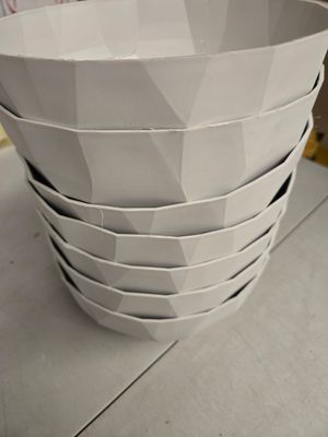 une pile de bols blancs posée sur un plan de travail