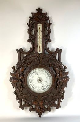 une horloge accrochée au mur, équipée d'un thermomètre
