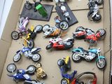 une boîte en carton contenant tout un tas de motos miniatures