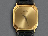 une image d'une montre-bracelet plaquée or avec un bracelet en cuir noir