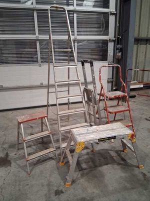 *Lot de quatre escabeaux et un marche-pied - Photo 1