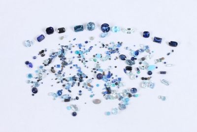 Lot de pierres bleues de tailles et formes diverses dont : aigue-marin