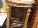 une table avec un plateau en marbre et un miroir derrière