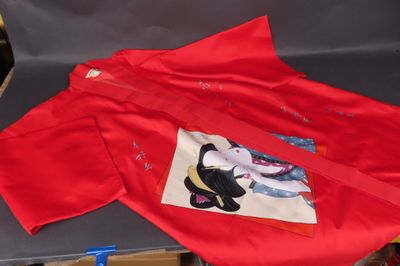 Veste-kimono en polyester, à décor de geisha.