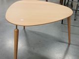 une petite table avec un plateau en bois dans une pièce