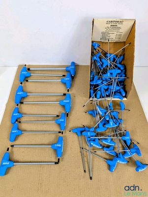 une boîte de vis bleues posée sur une boîte en carton