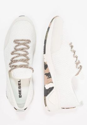 un gros plan sur une paire de baskets blanches sur fond blanc
