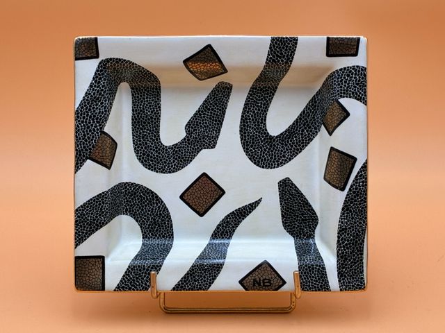 Plat vide-poche en céramique à décor de serpents stylisés et moti