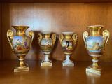 quatre vases posés sur une étagère