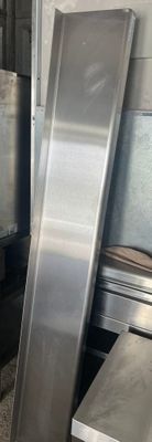 une porte en acier inoxydable appuyée contre le mur