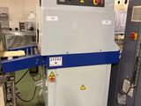 une machine placée au milieu d'une pièce